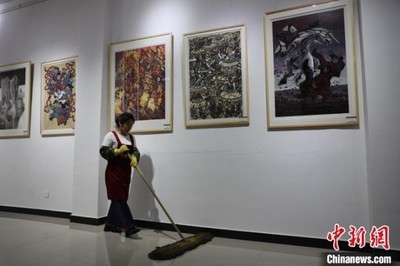 内蒙古保洁大姐10年"偷师"逆袭成版画家