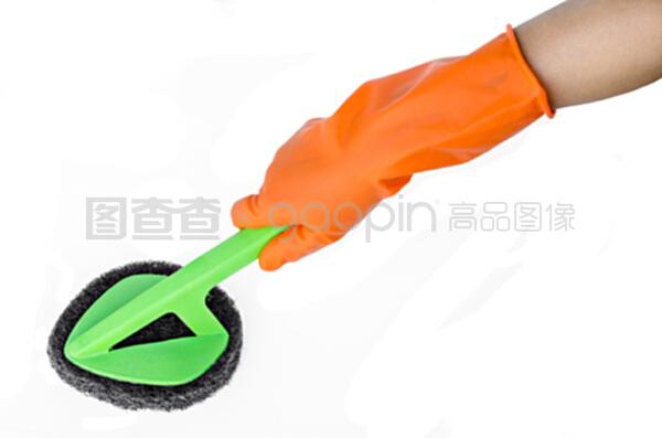用刷子清洁橙色手套的手。